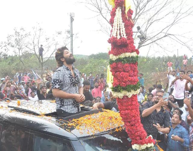 Allu Arjun Mass Rally at Vizag Airport